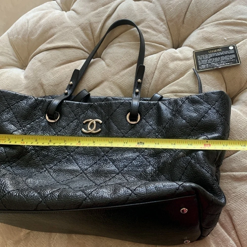 Chanel on the road quilted leather shoulder bag. Black